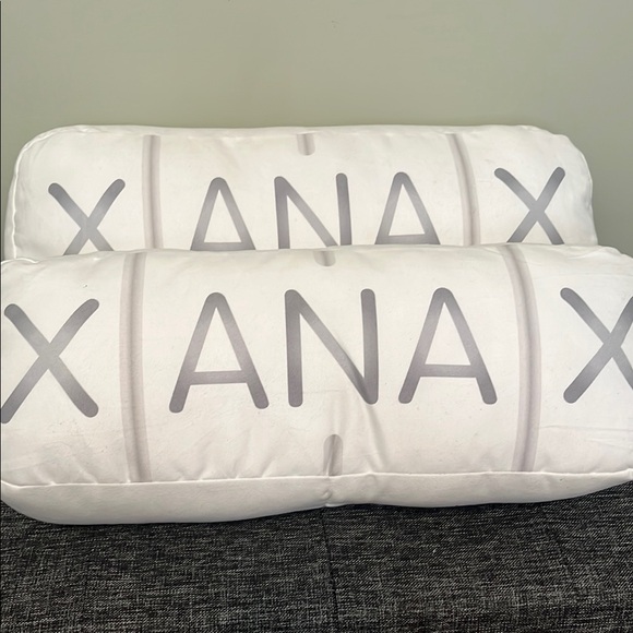 Xanax White and Gray Pillow Set - Picture 4 of 5